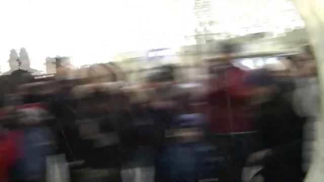 Уличный музыкант зажигает в Москве на Никольской на Новый 2019 год смотреть онлайн