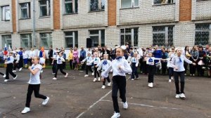 Танцы. На школьной линейке