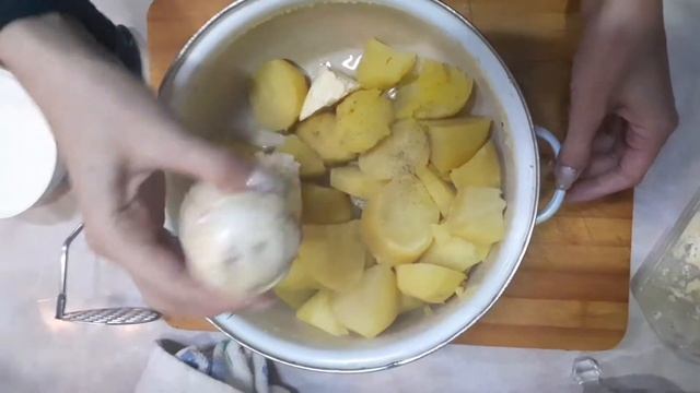 Этот рецепт пюре - бомба!!!! Сливочное пюре!!! Воздушное и нежное!!! #пюре#гарнир#котлеты смотреть онлайн