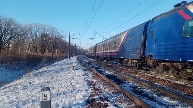 Электровозы ЭП1-014 и ЭП1-206 с почтово-багажным поездом №989 зимним вечером на Транссибе. смотреть онлайн