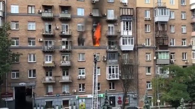 Страшный пожар. Люди в квартирах над пожаром оказались на горячей сковородке смотреть онлайн