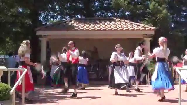 Balliamo! Italian Folk Dance group of Sacramento performing Tarentella Napolitana смотреть онлайн