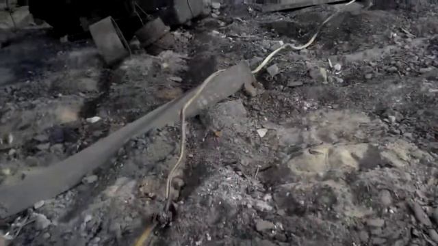 ЮУМЗ .Рубли под ногами . Наши деды уложили плиты перекрытия на дорожке и у печей. VID 120012. смотреть онлайн