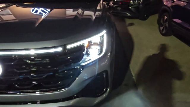 Silver Mist Metallic 2024 VW Atlas Cross Sport SEL Premium R-Line at night!???? смотреть онлайн