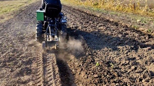 Випробування саморобного плуга для мінітрактора з мотоблоку смотреть онлайн