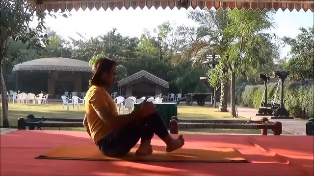 Cow Face Pose | Hip-Shoulder Opener Gomukhasana | 2 Minutes Yoga Beginners смотреть онлайн