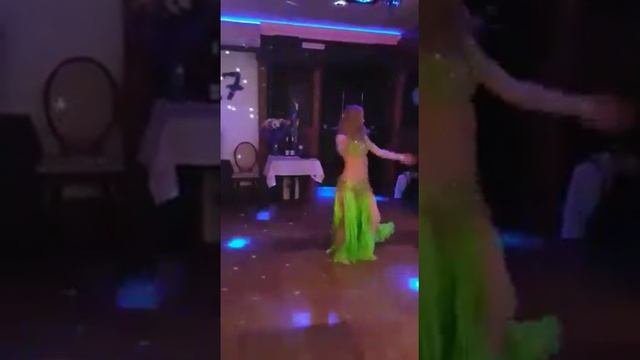 Танцы в кафе «РАЁН» смотреть онлайн