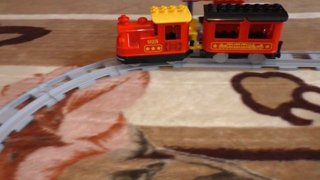 Игрушечный поезд и железная дорога Играем с паровозиком смотреть онлайн