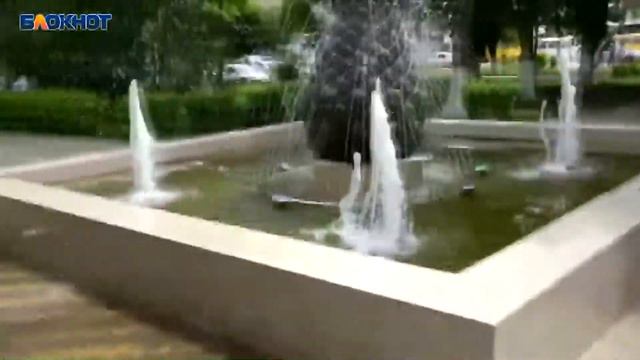 Фонтан Шишка в Шахтах забил кривой струей смотреть онлайн
