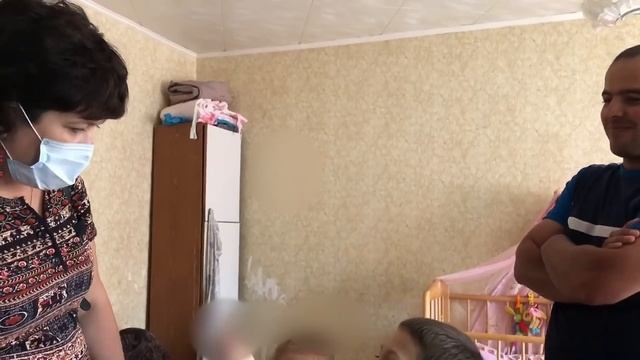 ч.1 Мать бросила 5 малышей. Получила пособия и ушла в закат смотреть онлайн