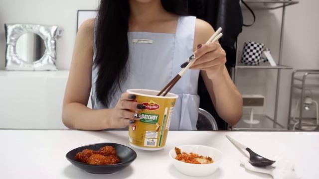 SUB•VLOG) 잔잔한 생일 주간 일상, 카메라 도난 당함?, 스팸파스타, 연희동, 김치볶음밥, 잔치국수, 그라운드시소 서촌 전시, 응급실 떡볶이, 잠실