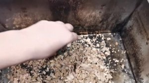 Какую щепу использовать для копчения? Сколько сыпать щепы в коптилку? Как закладывать щепу для мяса