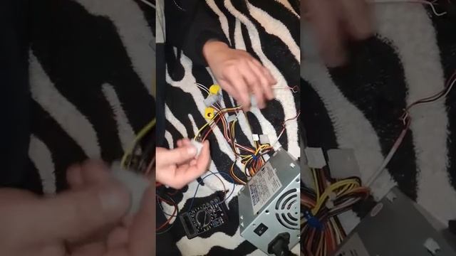 Как подключить магнитолу дома,от блока питания компьютера.Подключаем саб дома!!! смотреть онлайн