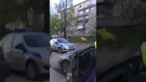 В Гусеве сотрудники ДПС силой доставали водителя из машины