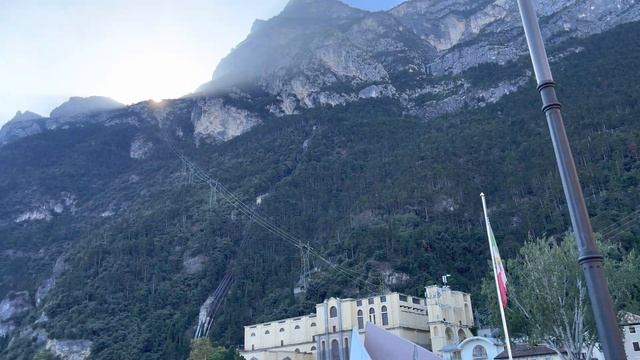 ??В Италии?? Озеро Гарда (Lake Garda) городок Рива-дель-Гарда и монастырь Мадонны делла Корона смотреть онлайн