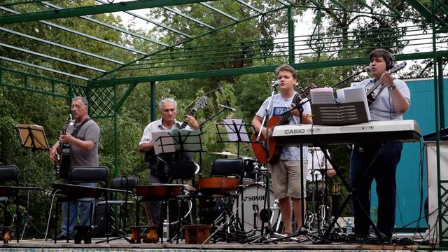 Мальчик-бродяга. Исполняет ансамбль "Настроение"(г.Михайловка). смотреть онлайн