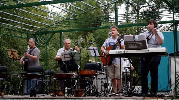 Мальчик-бродяга. Исполняет ансамбль "Настроение"(г.Михайловка).