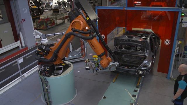 The man-robot-cooperation at the Mercedes-Benz plant Bremen | AutoMotoTV смотреть онлайн