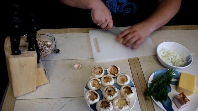 ВКУСНО! Фаршированные шампиньоны с копченой грудинкой под сыром смотреть онлайн