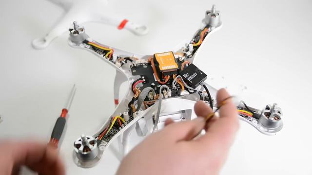 DJI Phantom 2 - iOSD mini and 5.8GHz A/V Tx Install смотреть онлайн