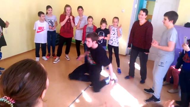 танцы для детей. HIP-HOP ШКОЛА АТОМ Dance В СЕВАСТОПОЛЕ. КРУТОЙ ХИП ХОП ВЫХОД смотреть онлайн