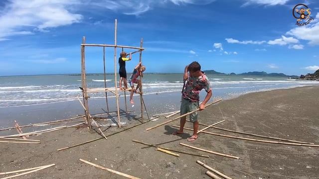 Дети и машина. Диана и Даня едут строить домик на воде. МанкиТайм смотреть онлайн