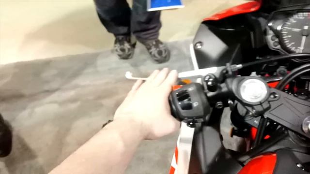 Long Beach Motorcycle Show: New Lightweight Sportbikes! смотреть онлайн