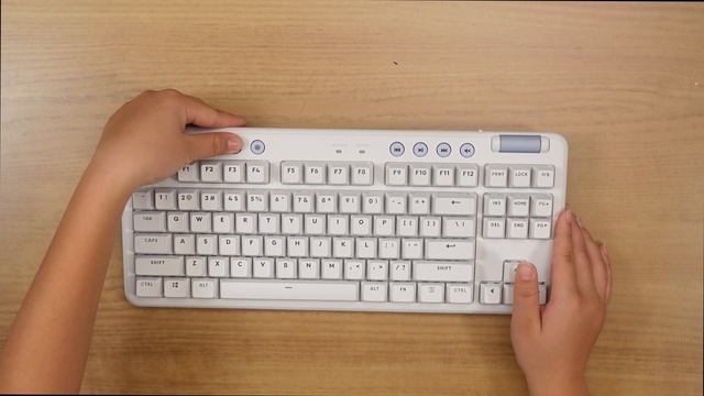Unboxing the Logitech G715 Keyboard смотреть онлайн