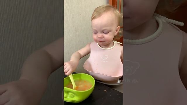 Василиса САМА ест СУП ложкой!! Хейтерам больше не к чему придраться))) #самоприкорм