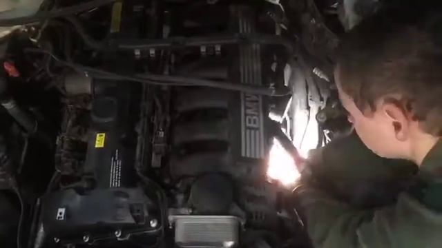 Снятие впускного коллектора BMW N52B30 смотреть онлайн