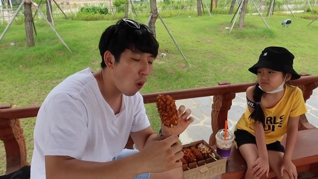 УЛИЧНАЯ ЕДА В КОРЕЕ! ПРОБУЕМ НЕОБЫЧНЫЕ КОРЕЙСКИЕ КОРН-ДОГИ/ НИКОЛАЙ ПО-КОРЕЙСКИ смотреть онлайн