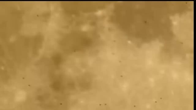 Красиво летит флот НЛО с Луны на Землю в составе из 19 кораблей