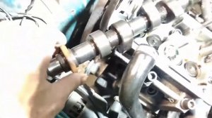 Замена маслоотражательных колпачков у клапанов автомобиля ОКА