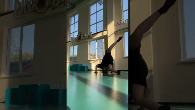 Обучалка ‼️ #легко #туториал #какжеэтосделать #танец #акробатика #обучение смотреть онлайн