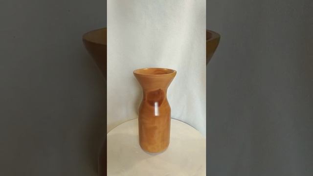 Деревянная ваза изготовлена из древесины яблони. смотреть онлайн
