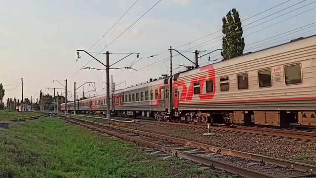 "На ходу!" Электровоз ЭП1М-571 с поездом №266 Санкт-Петербург—Анапа смотреть онлайн