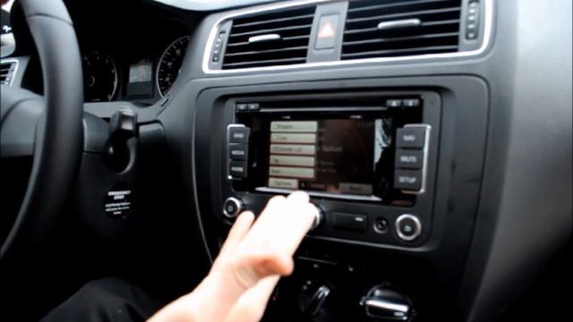 Brandon explains the Fender Audio system in the 2012 Volkswagen Jetta SEL смотреть онлайн
