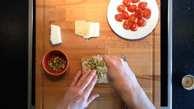 Pistazien-Pecorino-Tomaten-Brot mit Balsamico-Perlen - Folge 061 смотреть онлайн