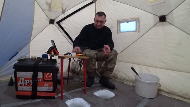 ЗИМНЯЯ РЫБАЛКА ПЕРЕД НОВЫМ ГОДОМ / ПАЛАТКА С ПЕЧЬЮ / рыбалка на Крайнем Севере смотреть онлайн