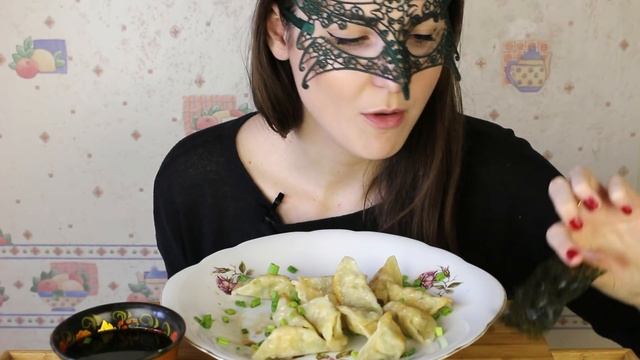 ASMR Китайские жареные пельмени Цзяоцзы/ASMR Mukbang Potstickers with shrimp 虾饺子 смотреть онлайн