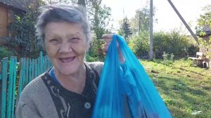 Навестила одинокую женщину.