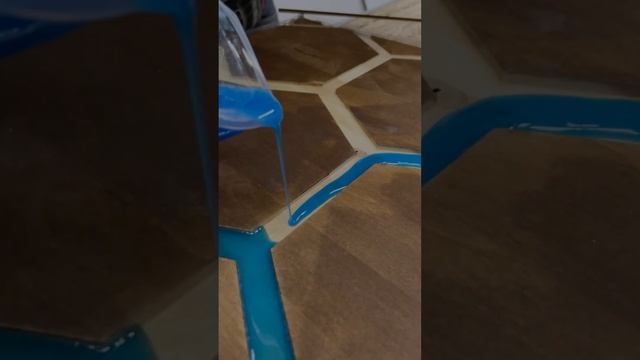 Стол из массива березы, эпоксидной смолы с добавлением люминофора смотреть онлайн