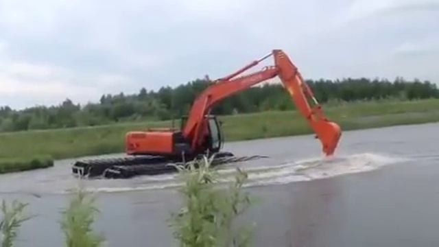 Hitachi ZX200 Экскаватор амфибия смотреть онлайн