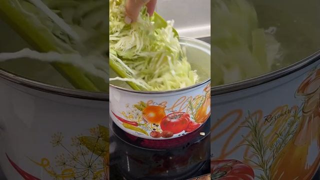 Летние щи из сезонных овощей с капустой и щавелем