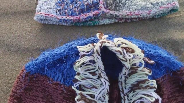 ВЯЗАНИЕ. НЕОБЫЧНОЕ ХУДИ В СТИЛЕ ПЕЧВОРК И ДВОЙНАЯ ПОВЯЗКА НА ГОЛОВУ ИЗ ХЛОПКА СПИЦАМИ. смотреть онлайн