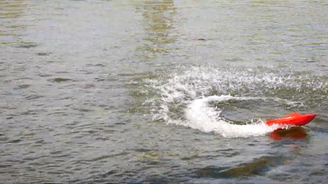 Playing with the RC jetboat 2 смотреть онлайн