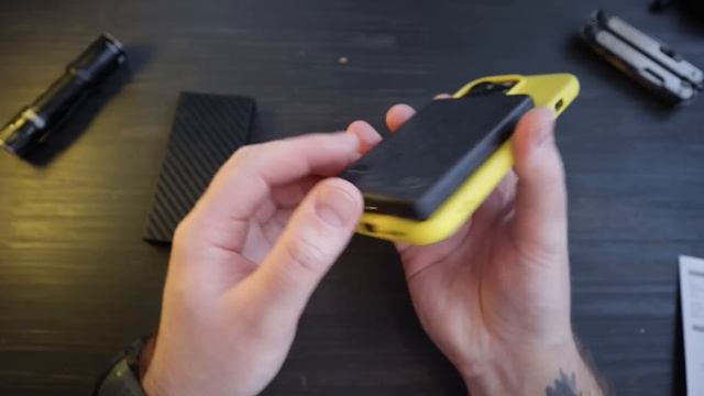 Ультралегкий карбоновый повербанк с беспроводной зарядкой - NITECORE NW5000 смотреть онлайн