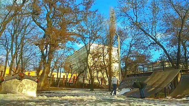 Чистим Скейт-парк. ОТ снега, Жёстко упал смотреть онлайн