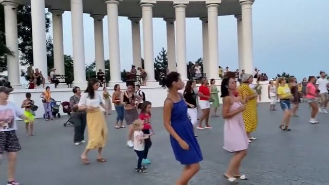 Черноморск отдыхает. Прямо сейчас в Приморском парке? смотреть онлайн