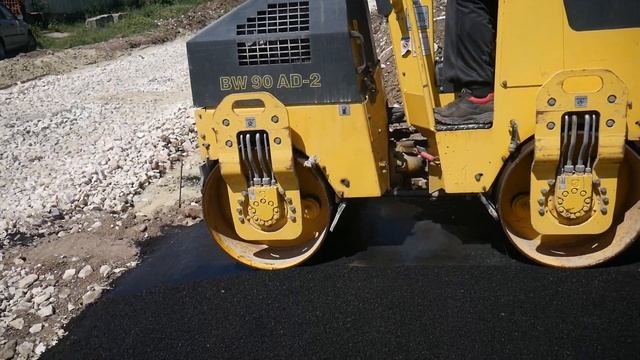 На ул. Талалихина дорожный каток укатывает асфальт на тротуаре смотреть онлайн